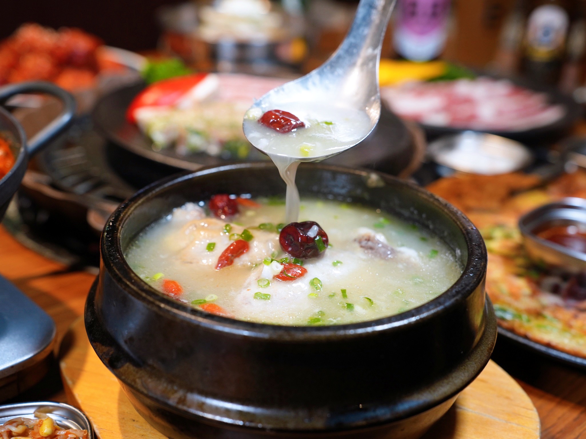 新北板橋美食｜『ABV Bar & Kitchen 韓式餐酒館』板橋車站道地韓式料理餐酒館&超過300款精釀啤酒！韓式小菜吃到飽～還有桌邊韓式烤肉服務！ @瑋瑋＊美食萬歲