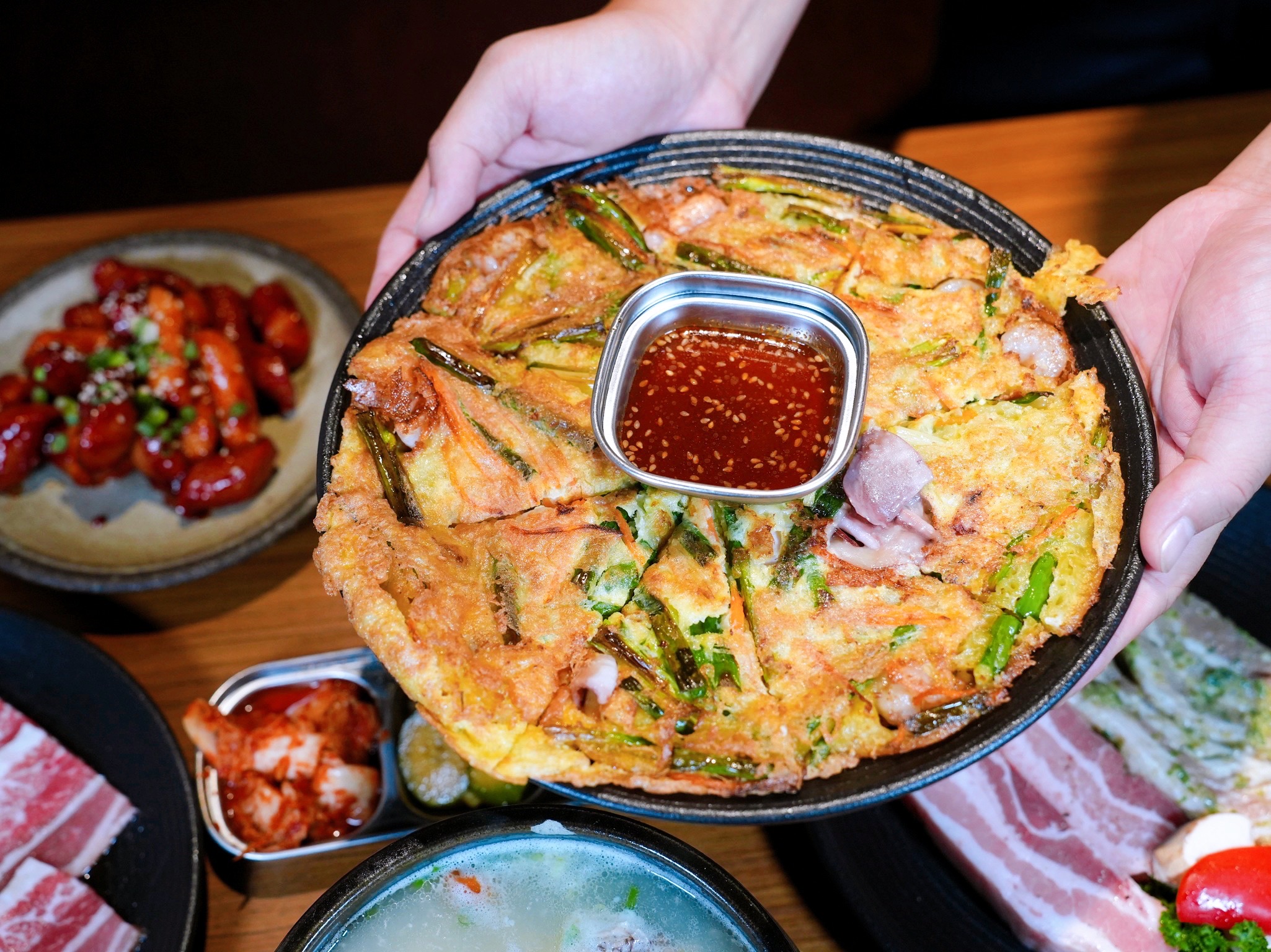 新北板橋美食｜『ABV Bar & Kitchen 韓式餐酒館』板橋車站道地韓式料理餐酒館&超過300款精釀啤酒！韓式小菜吃到飽～還有桌邊韓式烤肉服務！ @瑋瑋＊美食萬歲