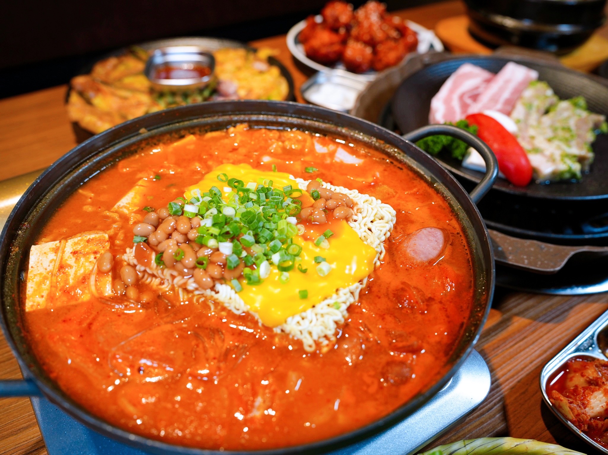 新北板橋美食｜『ABV Bar & Kitchen 韓式餐酒館』板橋車站道地韓式料理餐酒館&超過300款精釀啤酒！韓式小菜吃到飽～還有桌邊韓式烤肉服務！ @瑋瑋＊美食萬歲