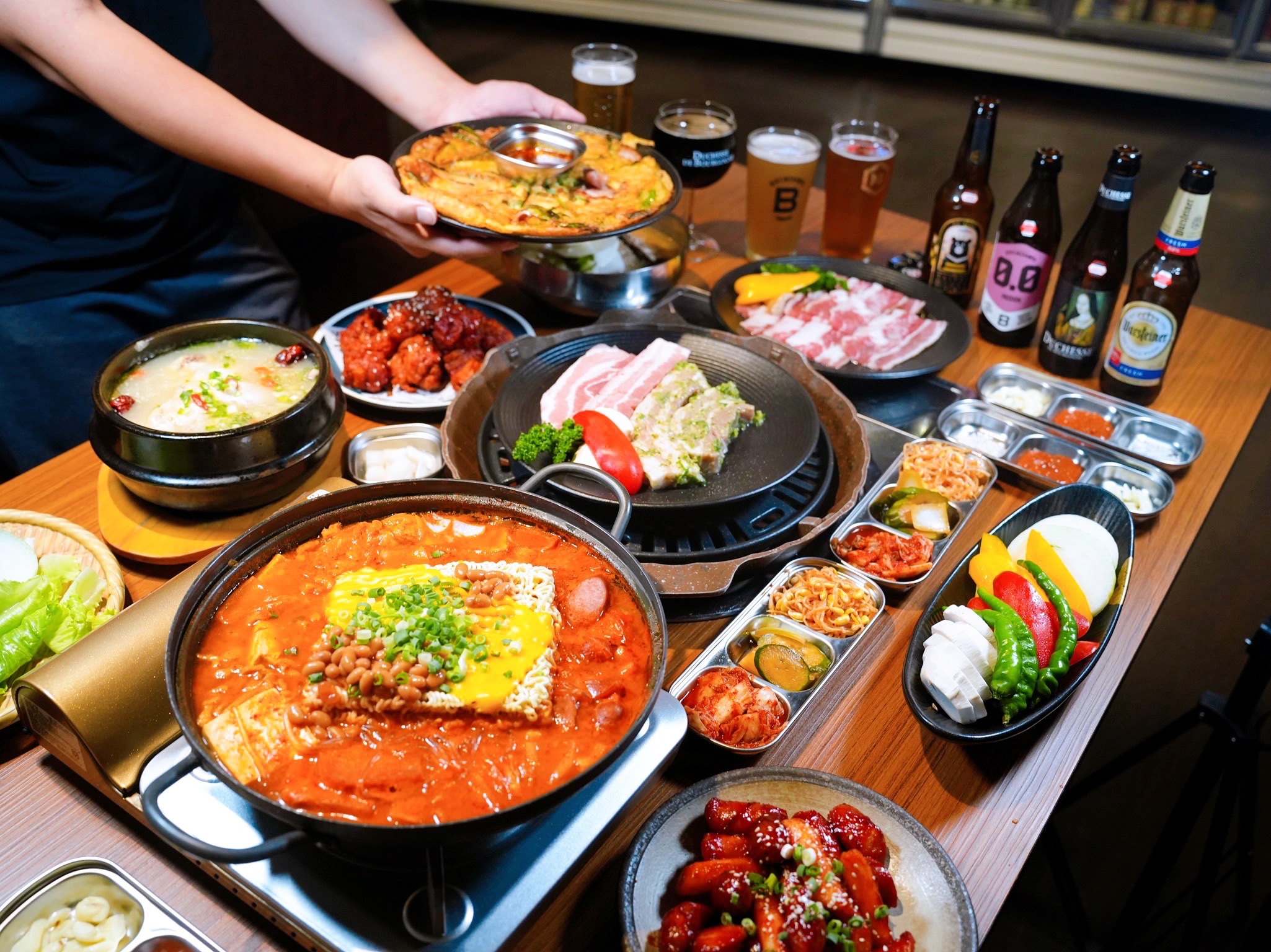 新北板橋美食｜『ABV Bar & Kitchen 韓式餐酒館』板橋車站道地韓式料理餐酒館&超過300款精釀啤酒！韓式小菜吃到飽～還有桌邊韓式烤肉服務！ @瑋瑋＊美食萬歲