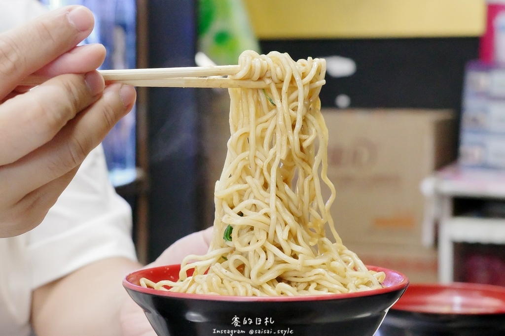 台中深夜蒸餃!蒸極軒皮Q餡多蒸餃,台中在地人氣小吃攤推薦。