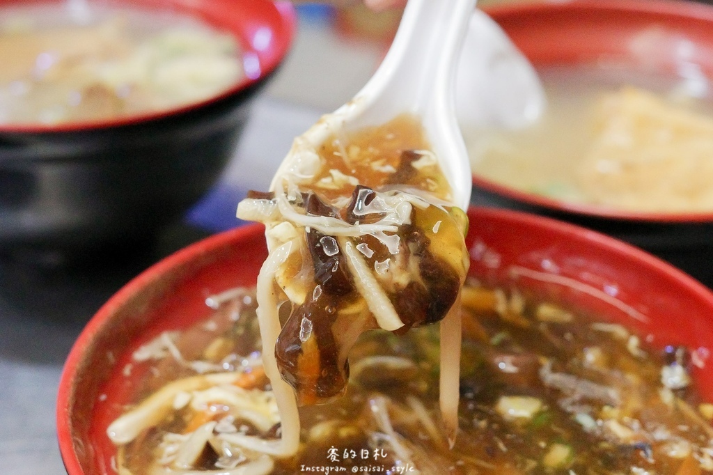 台中深夜蒸餃!蒸極軒皮Q餡多蒸餃,台中在地人氣小吃攤推薦。