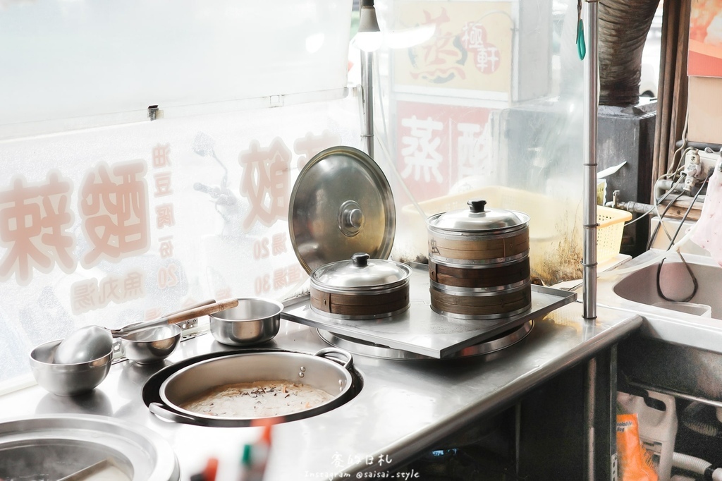 台中深夜蒸餃!蒸極軒皮Q餡多蒸餃,台中在地人氣小吃攤推薦。