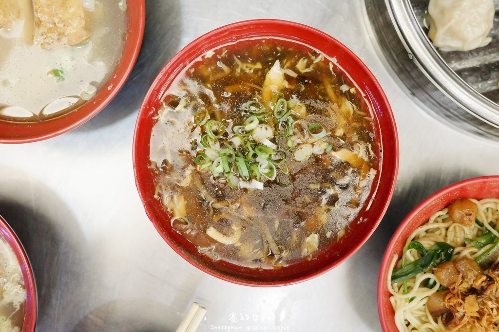 台中深夜蒸餃!蒸極軒皮Q餡多蒸餃,台中在地人氣小吃攤推薦。