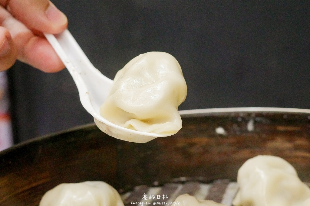 台中深夜蒸餃!蒸極軒皮Q餡多蒸餃,台中在地人氣小吃攤推薦。