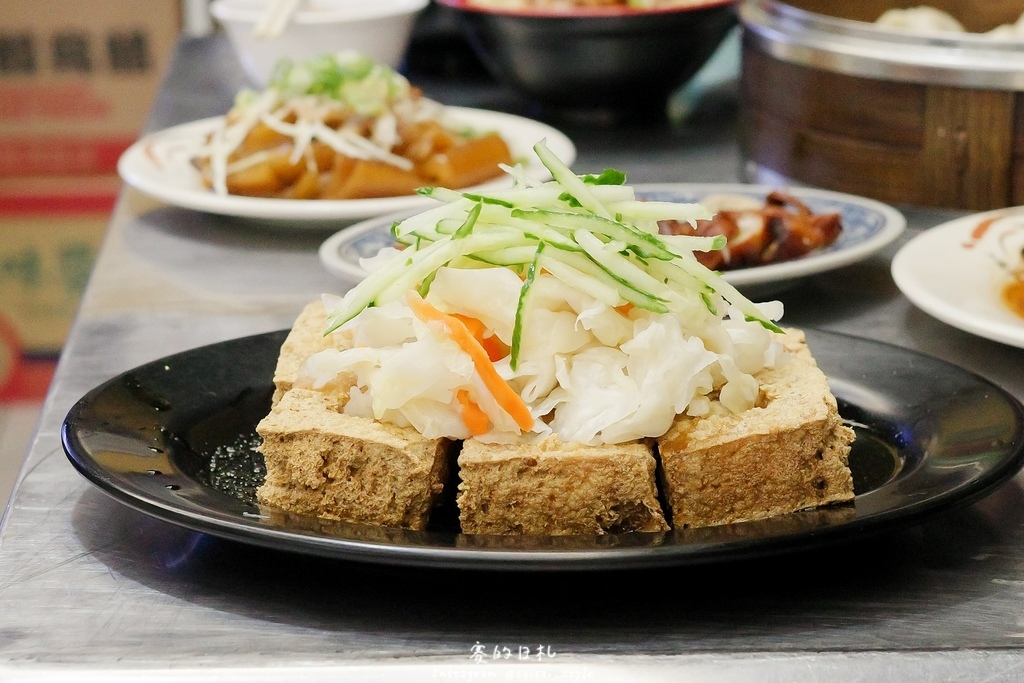 台中深夜蒸餃!蒸極軒皮Q餡多蒸餃,台中在地人氣小吃攤推薦。