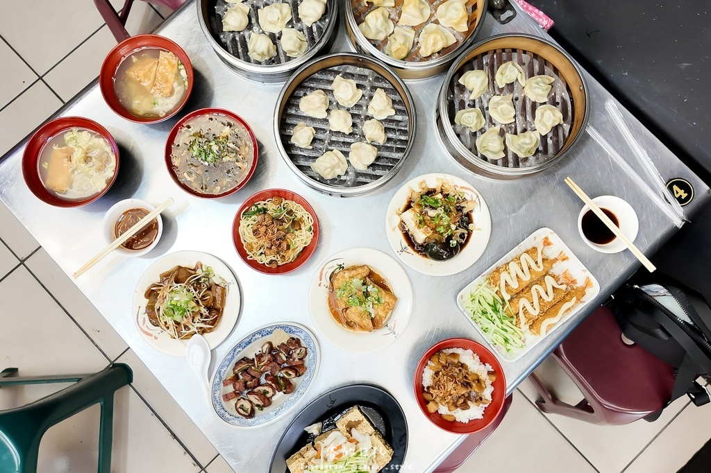 台中深夜蒸餃!蒸極軒皮Q餡多蒸餃,台中在地人氣小吃攤推薦。