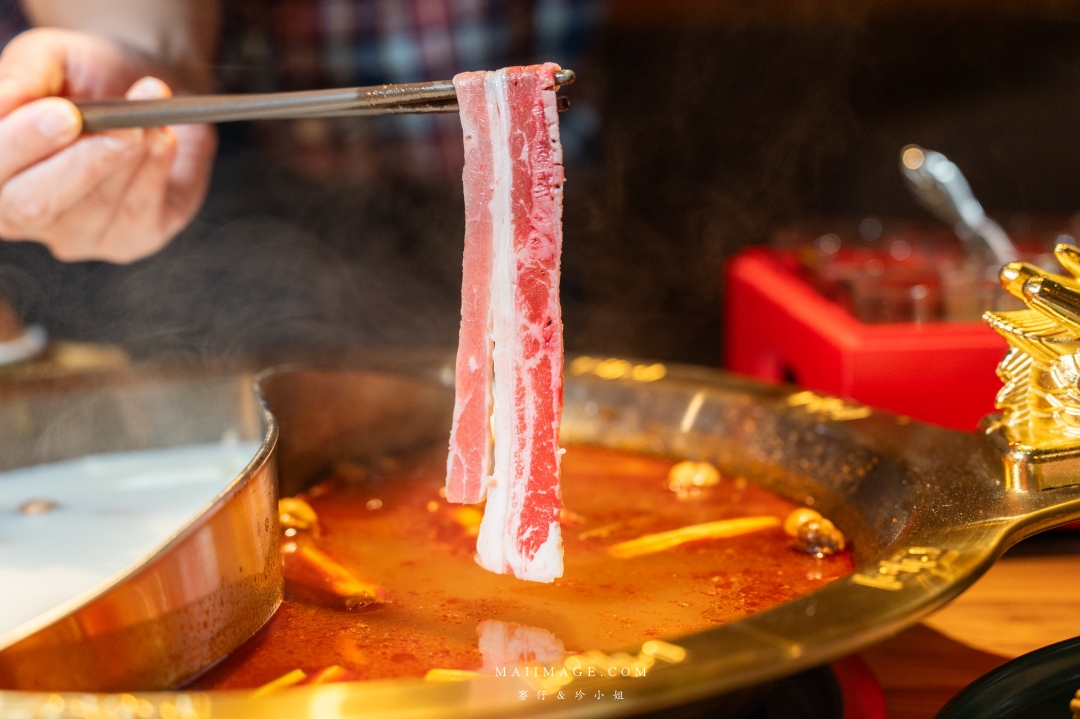 基隆美食新體驗！狸小路麻辣鴛鴦火鍋，上海溫麻辣與雞白湯驚艷上市！
