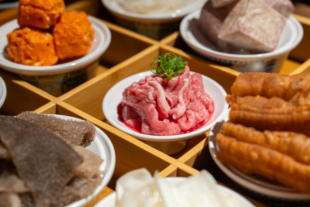 基隆美食新體驗！狸小路麻辣鴛鴦火鍋，上海溫麻辣與雞白湯驚艷上市！