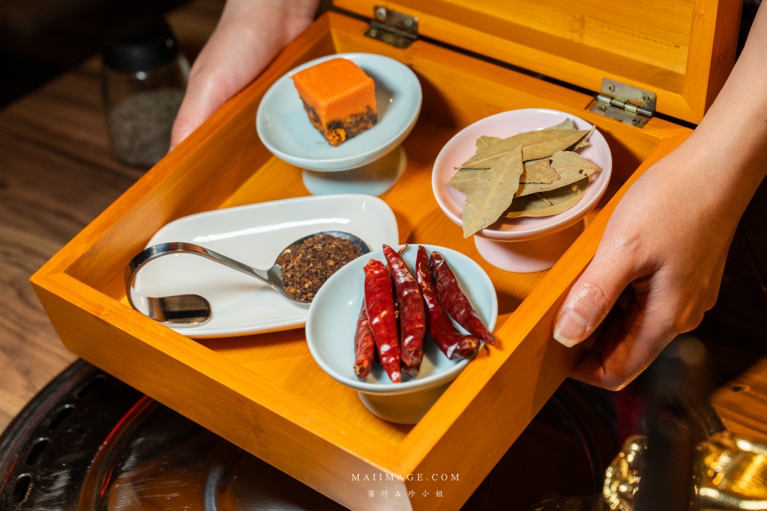 基隆美食新體驗！狸小路麻辣鴛鴦火鍋，上海溫麻辣與雞白湯驚艷上市！