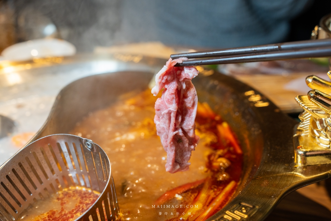 基隆美食新體驗！狸小路麻辣鴛鴦火鍋，上海溫麻辣與雞白湯驚艷上市！