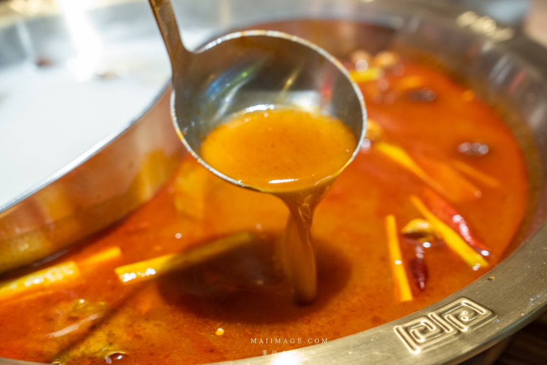 基隆美食新體驗！狸小路麻辣鴛鴦火鍋，上海溫麻辣與雞白湯驚艷上市！