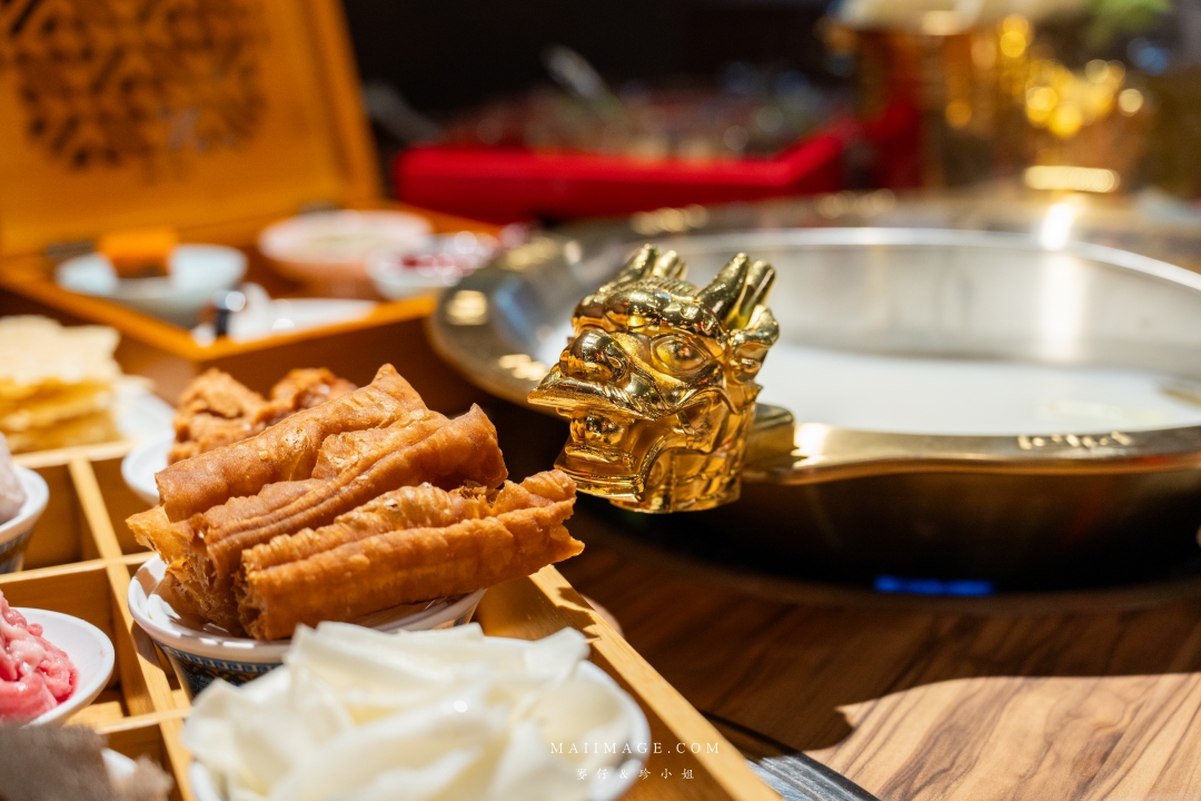 基隆美食新體驗！狸小路麻辣鴛鴦火鍋，上海溫麻辣與雞白湯驚艷上市！