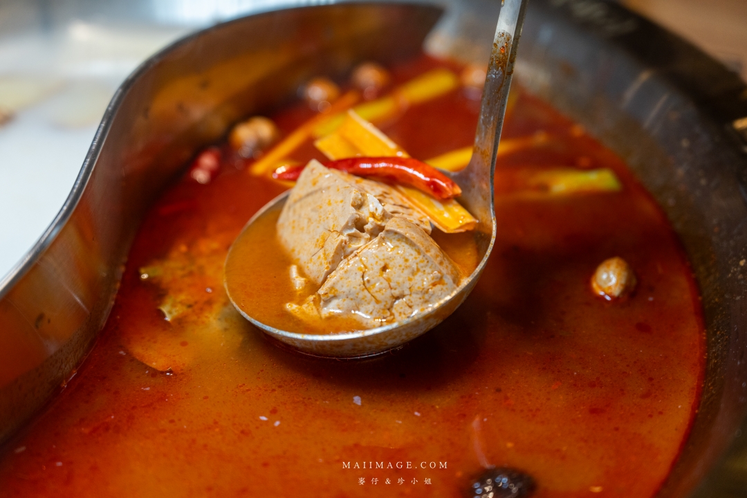 基隆美食新體驗！狸小路麻辣鴛鴦火鍋，上海溫麻辣與雞白湯驚艷上市！