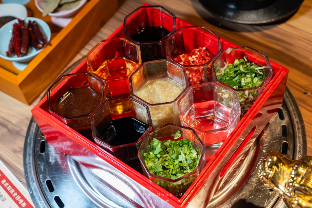 基隆美食新體驗！狸小路麻辣鴛鴦火鍋，上海溫麻辣與雞白湯驚艷上市！