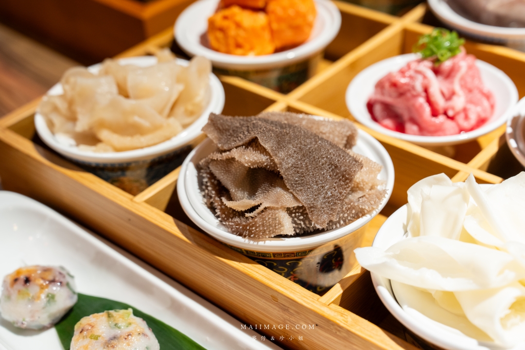 基隆美食新體驗！狸小路麻辣鴛鴦火鍋，上海溫麻辣與雞白湯驚艷上市！