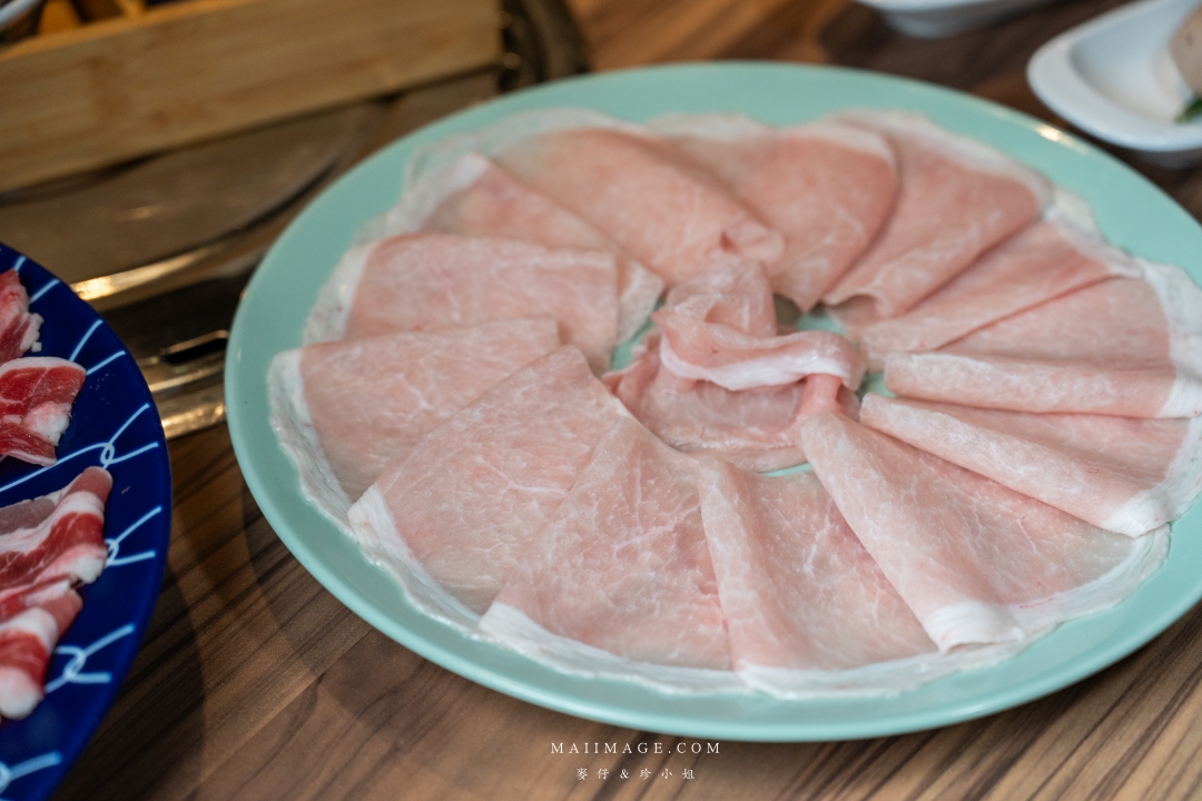 基隆美食新體驗！狸小路麻辣鴛鴦火鍋，上海溫麻辣與雞白湯驚艷上市！