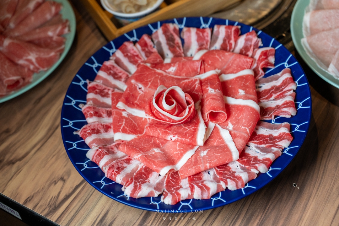 基隆美食新體驗！狸小路麻辣鴛鴦火鍋，上海溫麻辣與雞白湯驚艷上市！