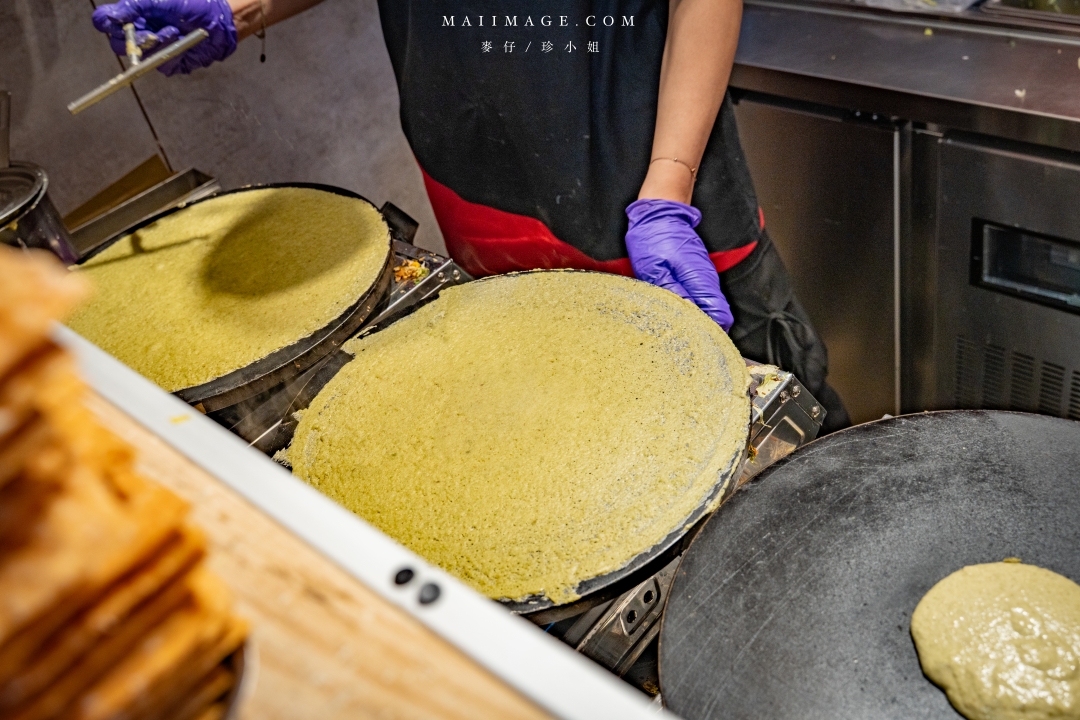 南京復興推薦美食！洪記煎餅果子天津風味征服味蕾，香麻帶勁一吃上癮。