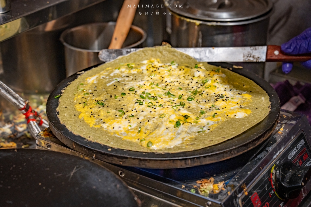 南京復興推薦美食！洪記煎餅果子天津風味征服味蕾，香麻帶勁一吃上癮。