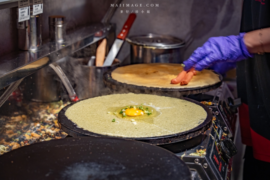 南京復興推薦美食！洪記煎餅果子天津風味征服味蕾，香麻帶勁一吃上癮。