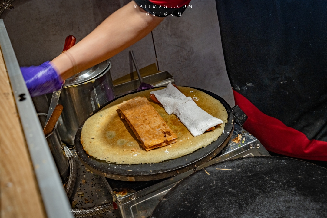 南京復興推薦美食！洪記煎餅果子天津風味征服味蕾，香麻帶勁一吃上癮。