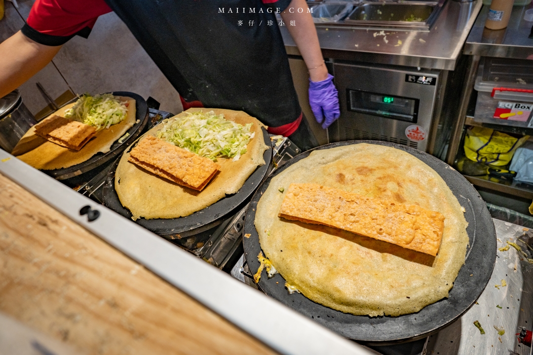 南京復興推薦美食！洪記煎餅果子天津風味征服味蕾，香麻帶勁一吃上癮。