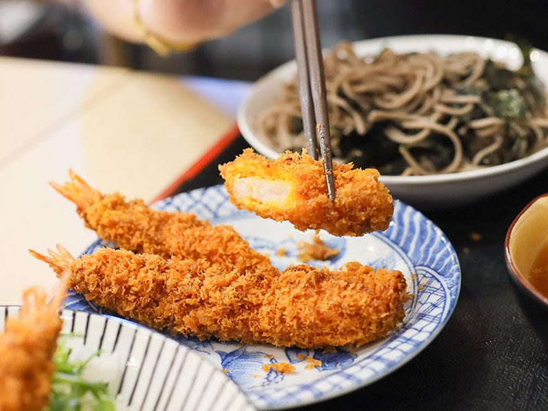 竹北日式定食推薦！ 新竹浪漫食堂搬家道地日本家庭料理，炸蝦蕎麥麵必吃。