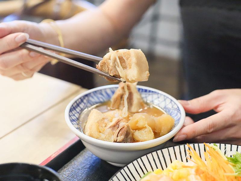 竹北日式定食推薦！ 新竹浪漫食堂搬家道地日本家庭料理，炸蝦蕎麥麵必吃。