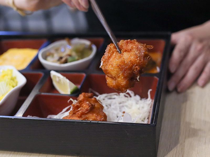 竹北日式定食推薦！ 新竹浪漫食堂搬家道地日本家庭料理，炸蝦蕎麥麵必吃。
