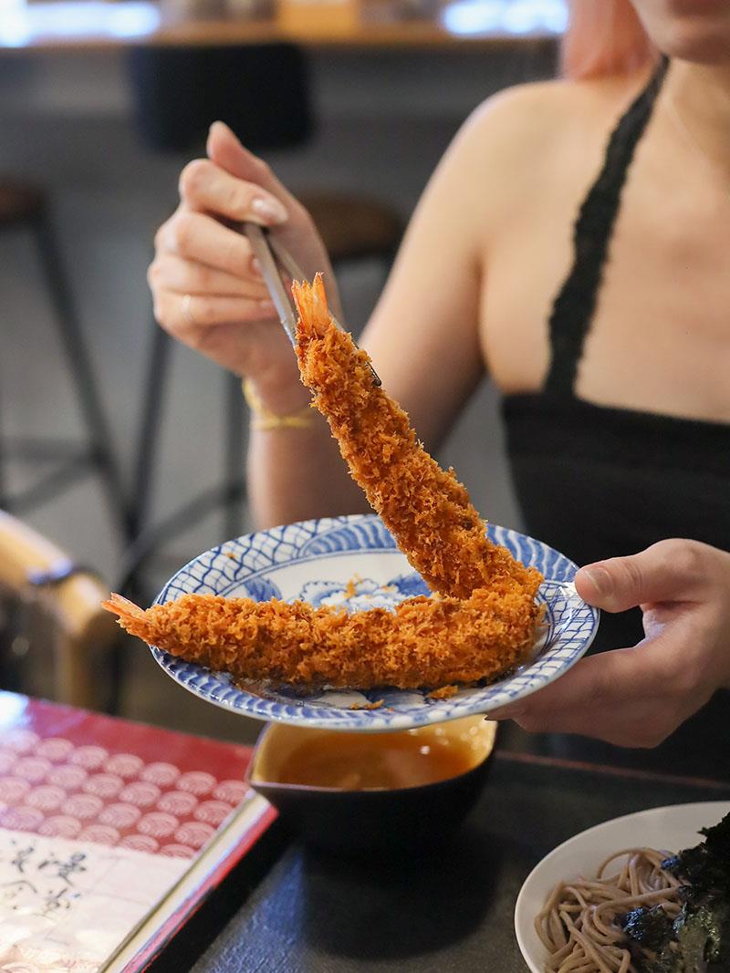 竹北日式定食推薦！ 新竹浪漫食堂搬家道地日本家庭料理，炸蝦蕎麥麵必吃。