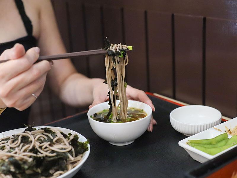 竹北日式定食推薦！ 新竹浪漫食堂搬家道地日本家庭料理，炸蝦蕎麥麵必吃。