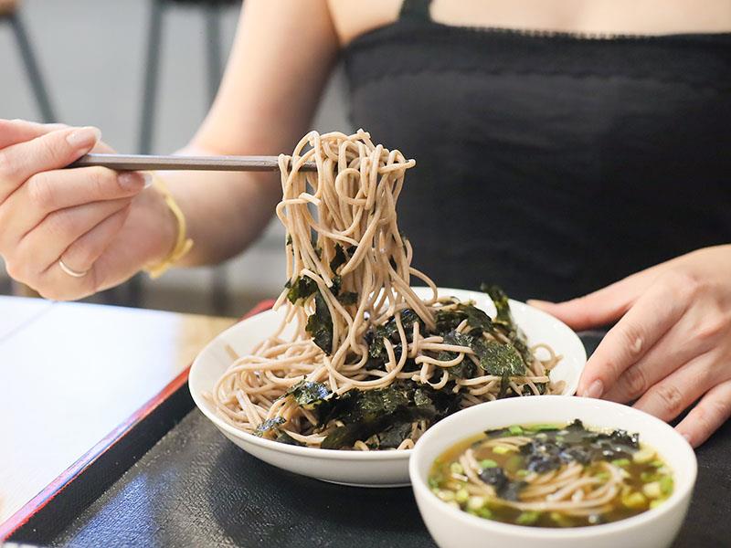 竹北日式定食推薦！ 新竹浪漫食堂搬家道地日本家庭料理，炸蝦蕎麥麵必吃。