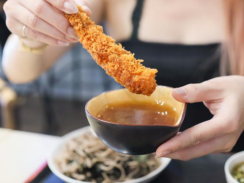 竹北日式定食推薦！ 新竹浪漫食堂搬家道地日本家庭料理，炸蝦蕎麥麵必吃。