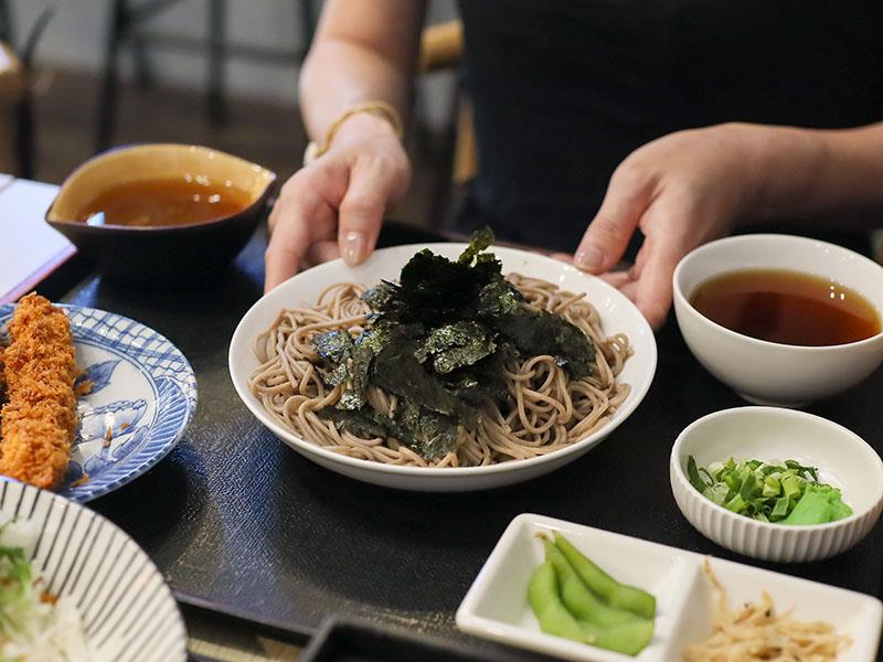 竹北日式定食推薦！ 新竹浪漫食堂搬家道地日本家庭料理，炸蝦蕎麥麵必吃。