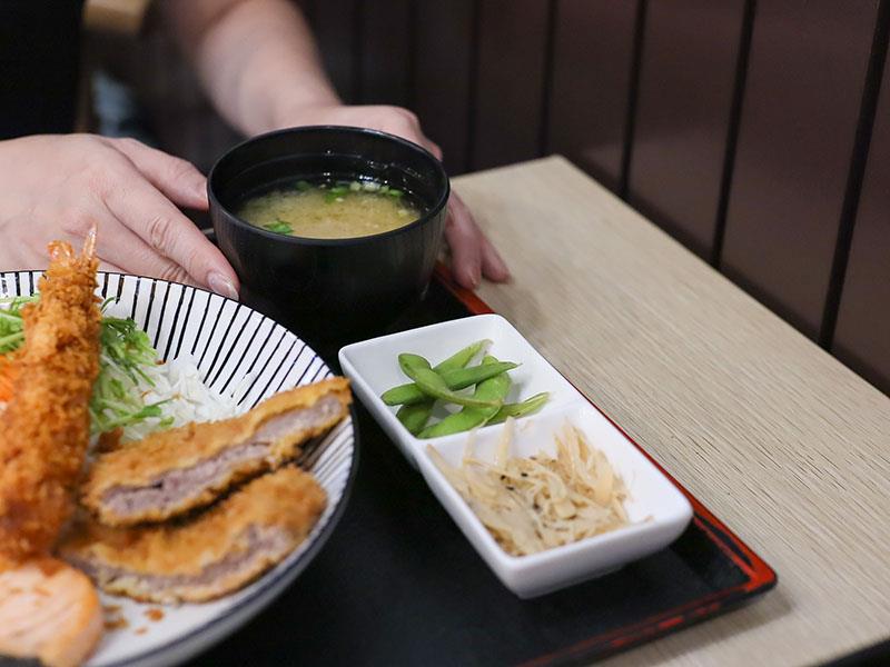 竹北日式定食推薦！ 新竹浪漫食堂搬家道地日本家庭料理，炸蝦蕎麥麵必吃。