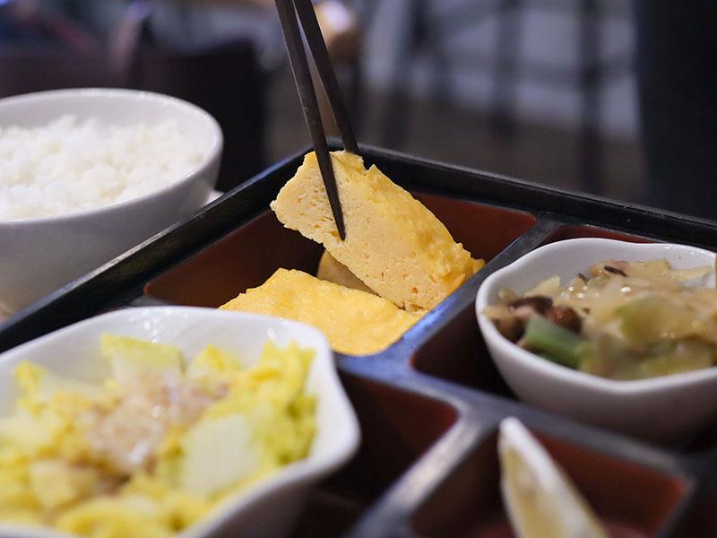 竹北日式定食推薦！ 新竹浪漫食堂搬家道地日本家庭料理，炸蝦蕎麥麵必吃。