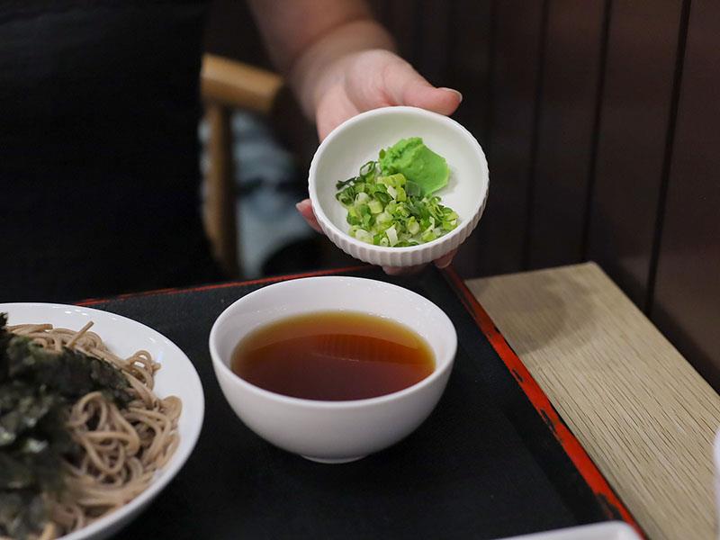 竹北日式定食推薦！ 新竹浪漫食堂搬家道地日本家庭料理，炸蝦蕎麥麵必吃。