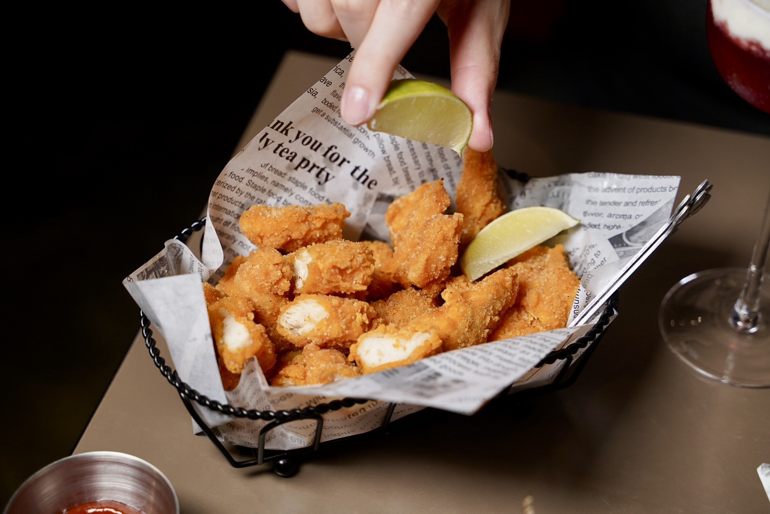 【無心戒酒互助會-武昌分會】比臉盆還大的調酒，一小時內喝完現折$500！可以攜帶外食超加分！這間是下午就開始營業，絕對是西門町最狂酒吧！ - 阿華田的美食日記