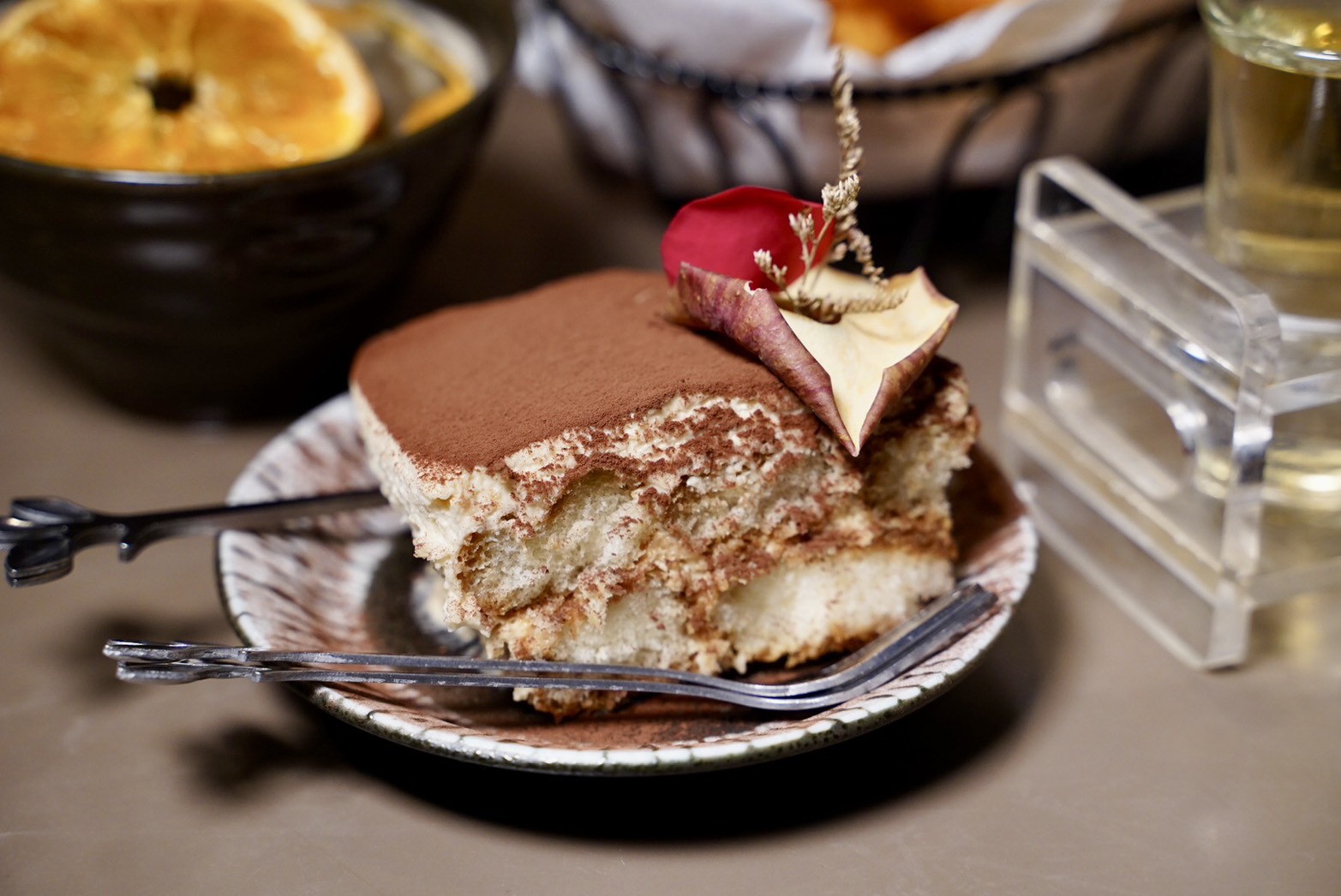 【無心戒酒互助會-武昌分會】比臉盆還大的調酒，一小時內喝完現折$500！可以攜帶外食超加分！這間是下午就開始營業，絕對是西門町最狂酒吧！ - 阿華田的美食日記