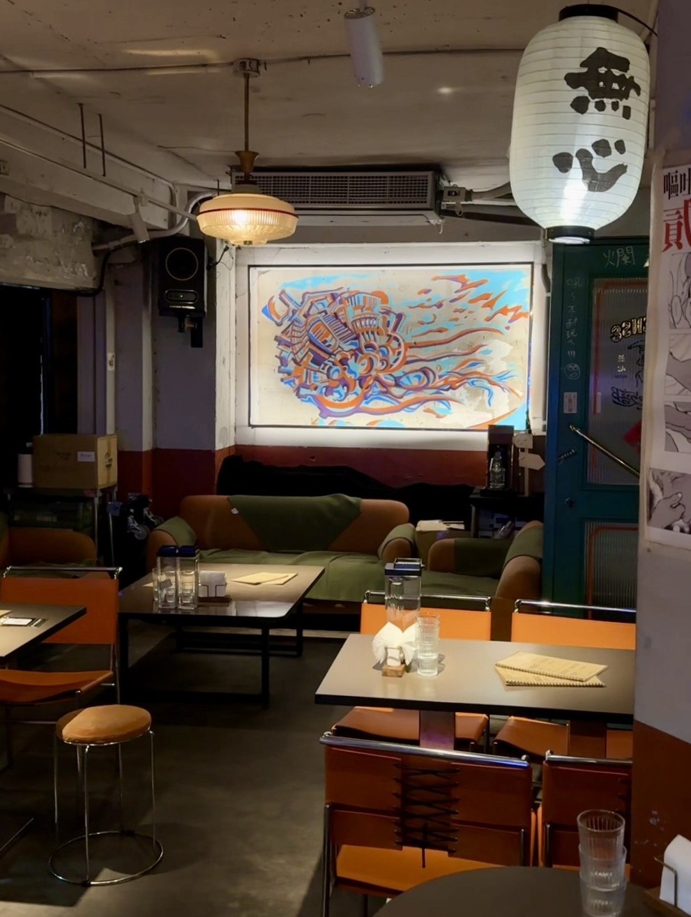 【無心戒酒互助會-武昌分會】比臉盆還大的調酒，一小時內喝完現折$500！可以攜帶外食超加分！這間是下午就開始營業，絕對是西門町最狂酒吧！ - 阿華田的美食日記