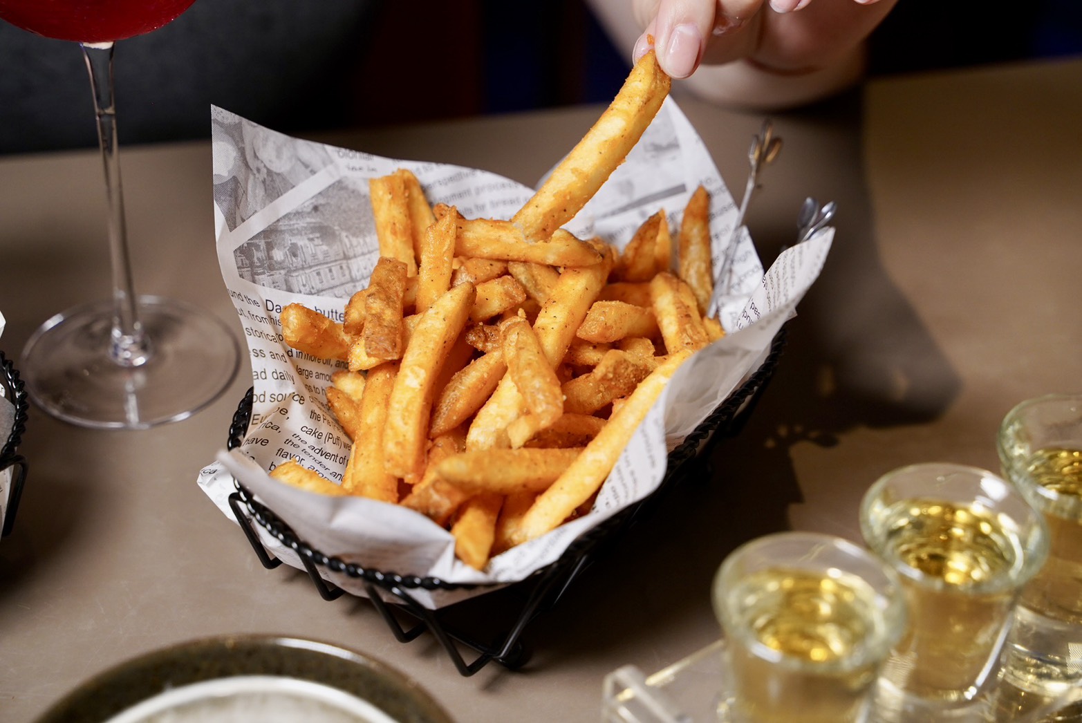 【無心戒酒互助會-武昌分會】比臉盆還大的調酒，一小時內喝完現折$500！可以攜帶外食超加分！這間是下午就開始營業，絕對是西門町最狂酒吧！ - 阿華田的美食日記