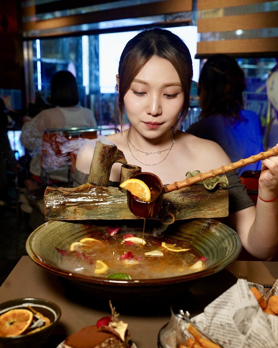 【無心戒酒互助會-武昌分會】比臉盆還大的調酒，一小時內喝完現折$500！可以攜帶外食超加分！這間是下午就開始營業，絕對是西門町最狂酒吧！ - 阿華田的美食日記