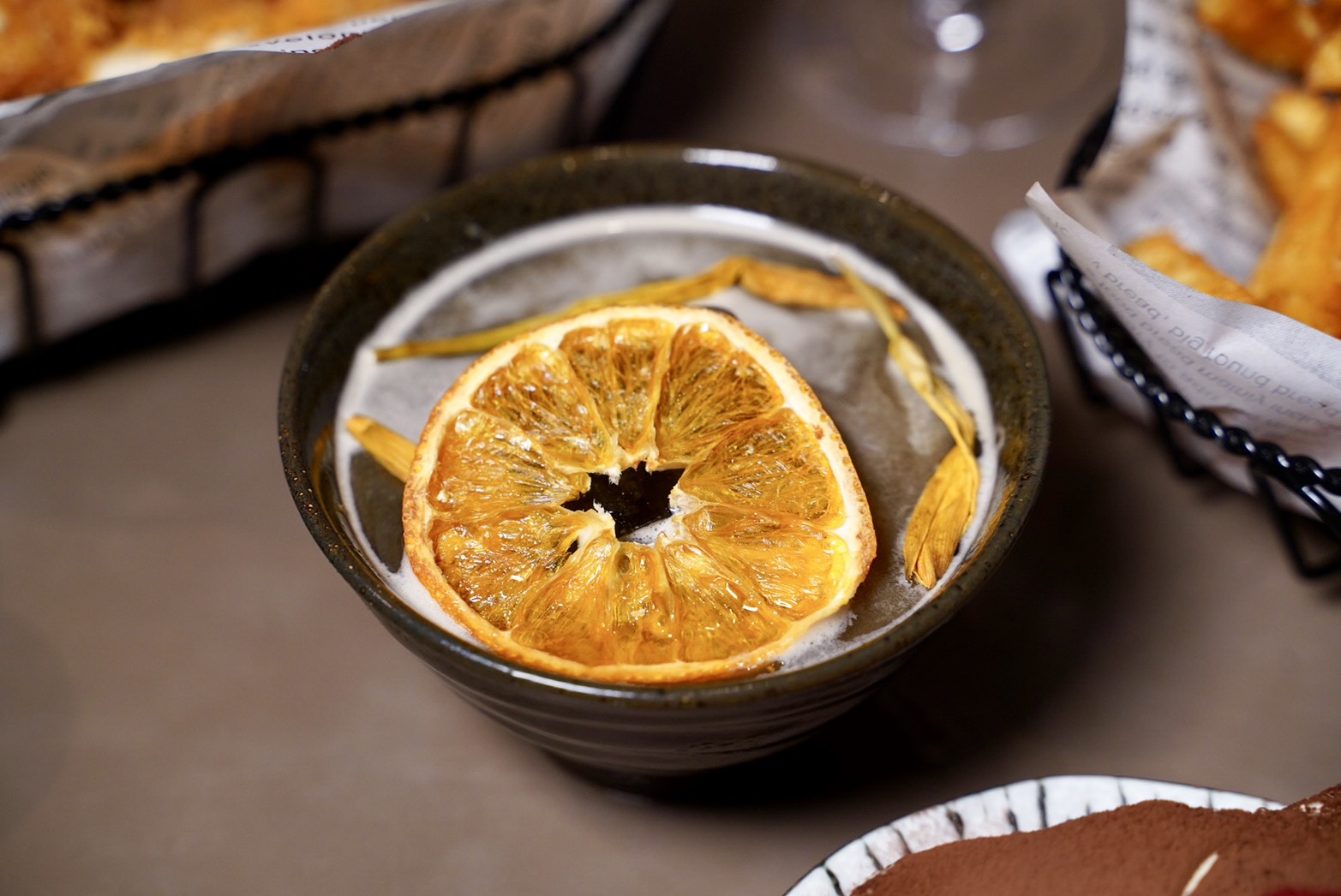 【無心戒酒互助會-武昌分會】比臉盆還大的調酒，一小時內喝完現折$500！可以攜帶外食超加分！這間是下午就開始營業，絕對是西門町最狂酒吧！ - 阿華田的美食日記