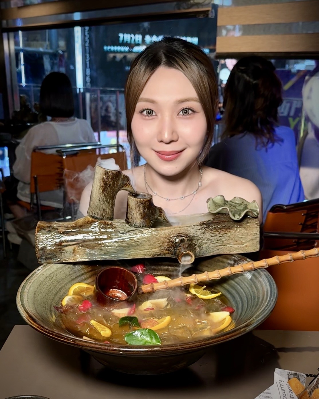 【無心戒酒互助會-武昌分會】比臉盆還大的調酒，一小時內喝完現折$500！可以攜帶外食超加分！這間是下午就開始營業，絕對是西門町最狂酒吧！ - 阿華田的美食日記