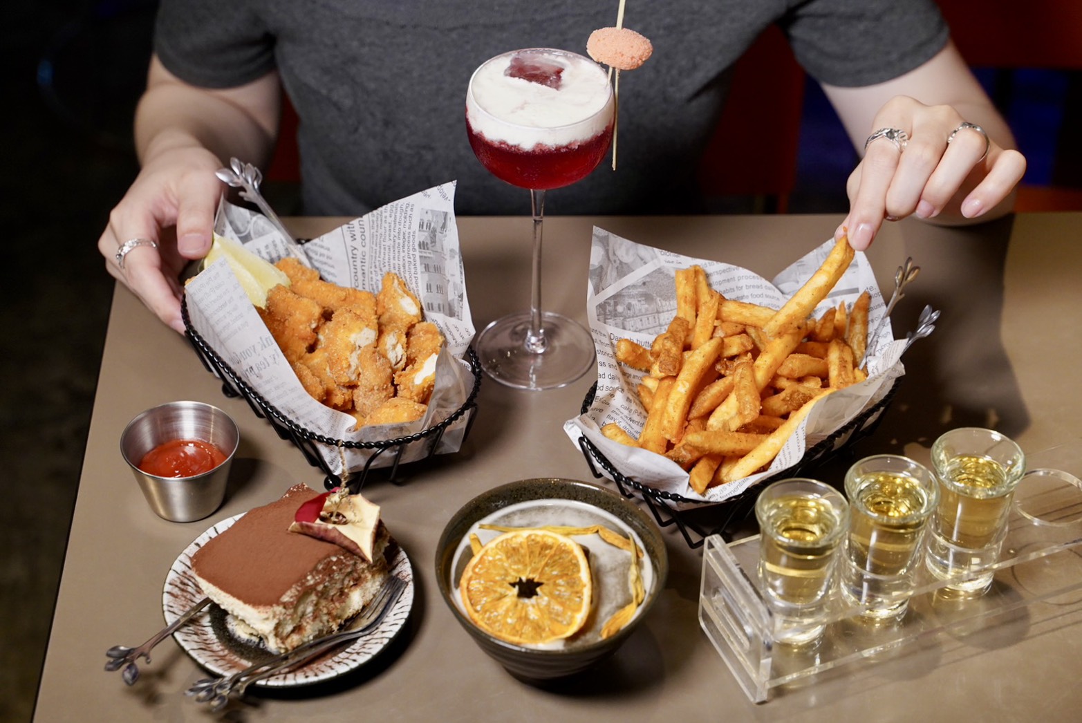 【無心戒酒互助會-武昌分會】比臉盆還大的調酒，一小時內喝完現折$500！可以攜帶外食超加分！這間是下午就開始營業，絕對是西門町最狂酒吧！ - 阿華田的美食日記