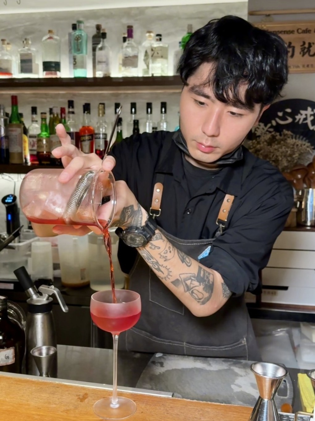 【無心戒酒互助會-武昌分會】比臉盆還大的調酒，一小時內喝完現折$500！可以攜帶外食超加分！這間是下午就開始營業，絕對是西門町最狂酒吧！ - 阿華田的美食日記