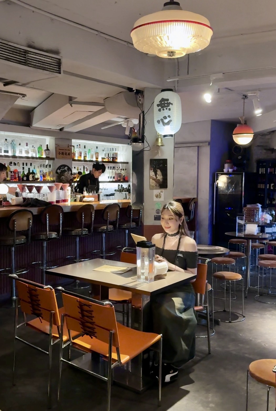 【無心戒酒互助會-武昌分會】比臉盆還大的調酒，一小時內喝完現折$500！可以攜帶外食超加分！這間是下午就開始營業，絕對是西門町最狂酒吧！ - 阿華田的美食日記