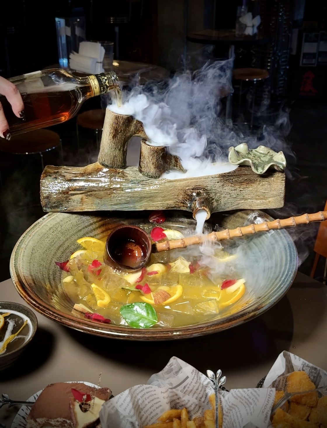 【無心戒酒互助會-武昌分會】比臉盆還大的調酒，一小時內喝完現折$500！可以攜帶外食超加分！這間是下午就開始營業，絕對是西門町最狂酒吧！ - 阿華田的美食日記