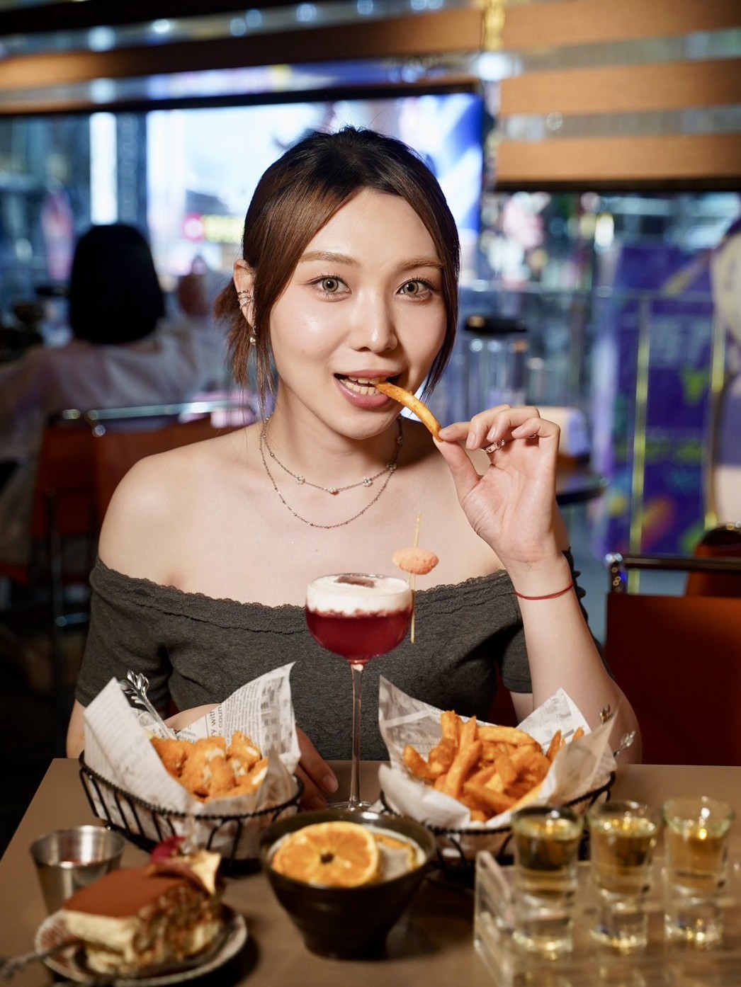 【無心戒酒互助會-武昌分會】比臉盆還大的調酒，一小時內喝完現折$500！可以攜帶外食超加分！這間是下午就開始營業，絕對是西門町最狂酒吧！ - 阿華田的美食日記